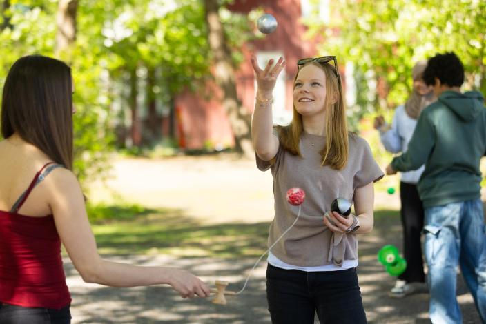 Nuoria kesäisessä ja vehreässä ympäristössä. (Kuva: Jussi Vierimaa)