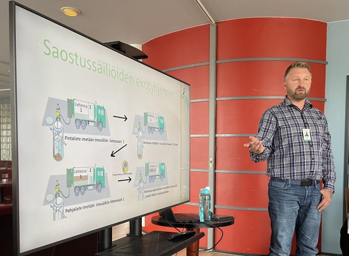 Lounais-Suomen Jätehuollon lietepalveluiden asiantuntija Fredrik Lindholm esittelee skriinin edessä lieteuudistusta. (Kuva: Lounais-Suomen Jätehuolto)