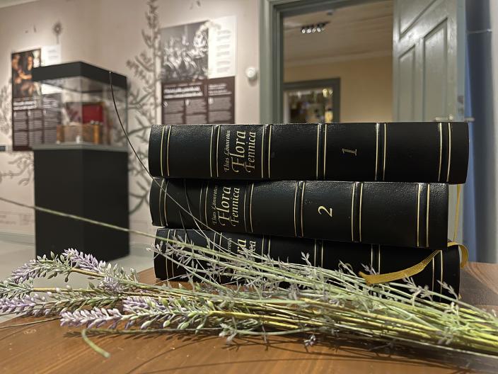 Flora Fennica -julkaisusarjan kolme kirjaa.