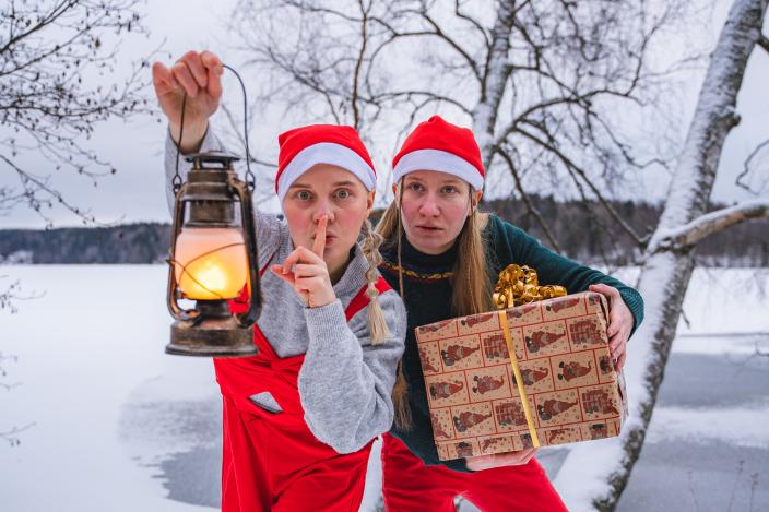 två älvor i ett snöigt landskap (Foto: Jussi Sirviö)