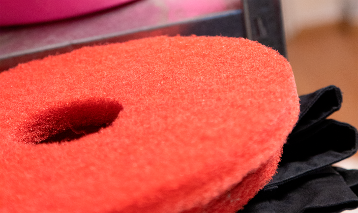 Kuvituskuva VErkostolla töihin -juttusarjaan, kuvassa siivousväline. (Kuva: Markku Liukkonen)