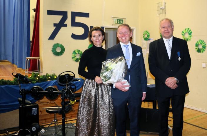 Krista Lahtinen, Antti Hyssälä. Timo Jalonen poseeraavaat yhteiskuvassa.