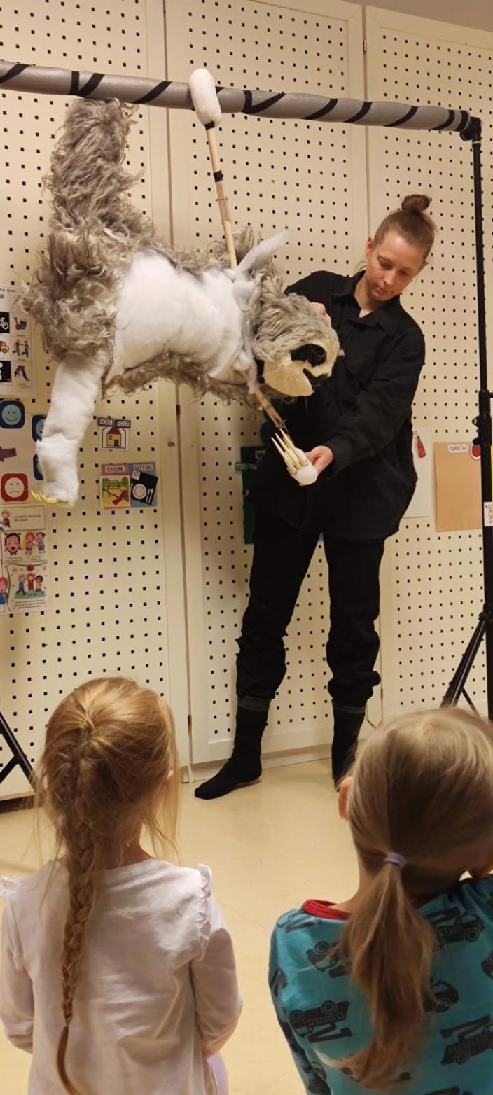 Päiväkodin lapset katsovat keskeneräistä laiskiaisnukkea. (Kuva: Pääskynpesän päiväkoti)