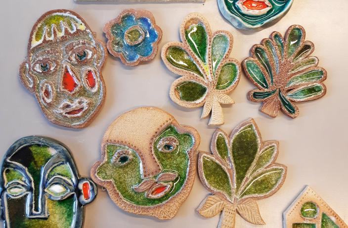 Käsintehtyjä savitöitä, joihin sulatettu lasia. (Picture: Nuorisopalvelut)