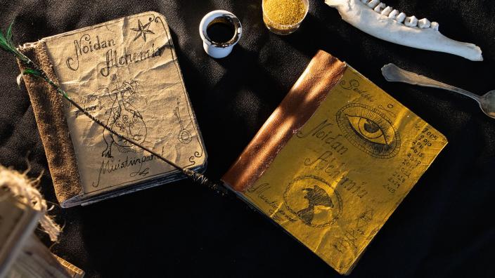 Kuva kahdesta itsetehdystä loitsukirjasta. (Kuva: Susanne Nieminen)