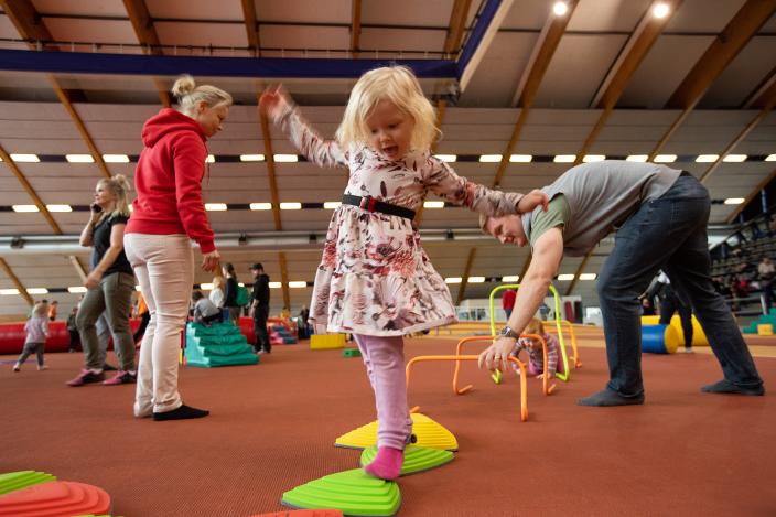 Lapset ja vanhemmat Kupittaan urheiluhallissa leikkimässä ja liikkumassa temppuradalla.  (Kuva: Mika Okko)