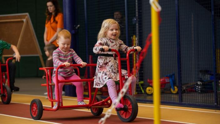 Lapset pyöräilevät Lasten liikunnan ihmemaassa. (Foto: Mika Okko)