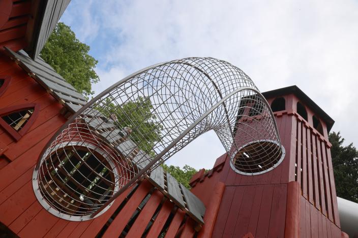 Yksityiskohta Mannerheiminpuiston lasten leikkilinnassa (Kuva: Risto Lahtinen)