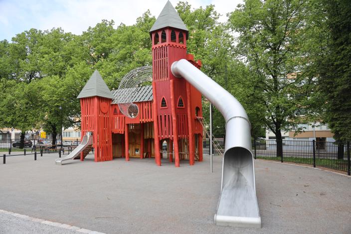 Lasten leikkilinna Mannerheiminpuistossa. (Kuva: Risto Lahtinen)