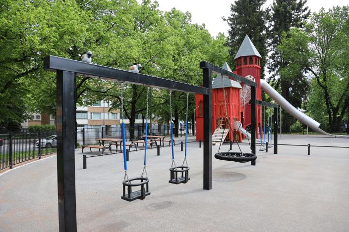 Mannerheiminpuiston leikkipaikan keinut. (Kuva: Risto Lahtinen)