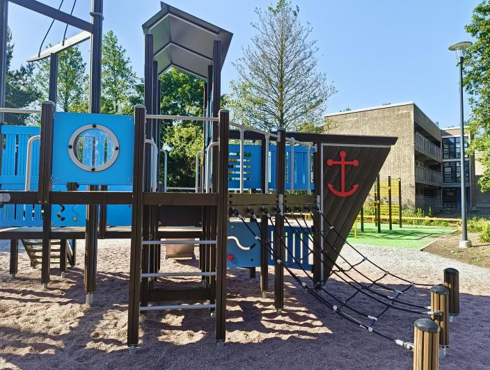 Kuvassa Civiksenkentän leikkipaikan sininen merirosvolaiva. (Kuva: Matilda Koivisto)