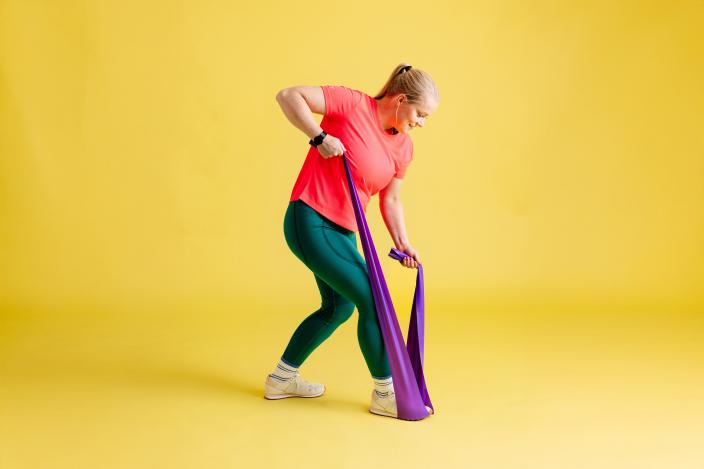 Nainen voimistelee jumppakuminauhalla. (Kuva: Jenni Virta)