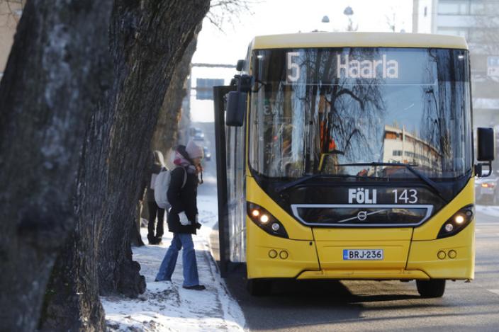 Haarlan bussi 5 pysäkillä. Kyytiin nousee nuori. (Kuva: Pasi Leino)