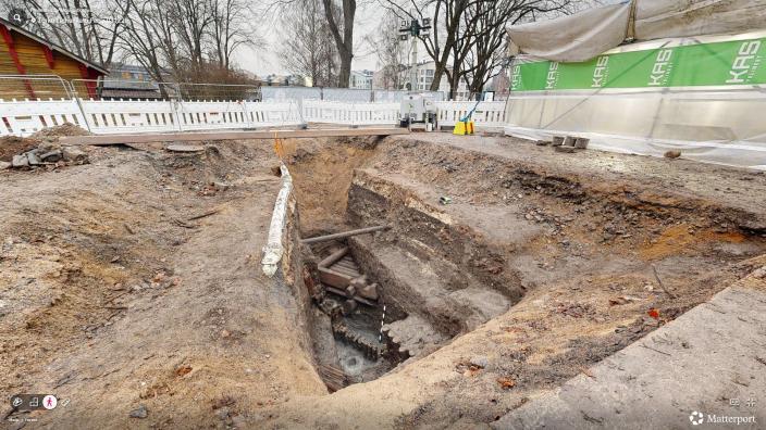 Arkeologiset kaivaukset paljastivat muun muassa hyvin säilyneen hirsirakennelman 1300-luvulta. (Kuva: Muuritutkimus Oy)