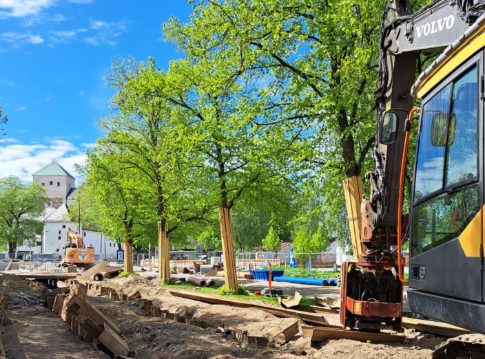 Linnankadun katuremontti taustalla Turun linna. (Kuva: Turun kaupunki)