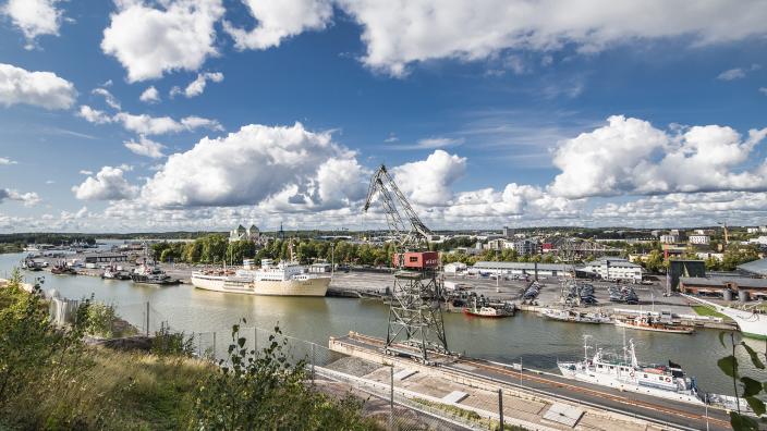 Vastarannalta kuvattu näkymä Aurajoen länsirannalle, kuvassa mm. vanha telakkanosturi ja aluksia. (Kuva: Joni Pietiläinen)