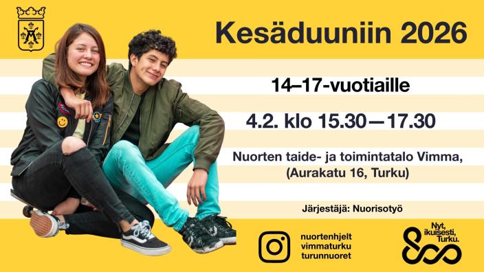 Kuvassa kaksi nuorta istuu vierekkäin ja hymyilee. (Foto: Turun kaupunki)