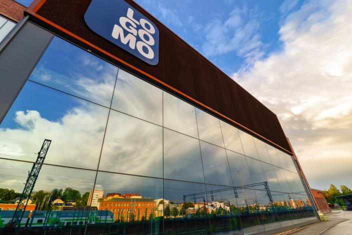 Logomon julkisivun ikkunat, joihin peilautuu kaupungin siluetti. (Kuva: Valentino Valkav)