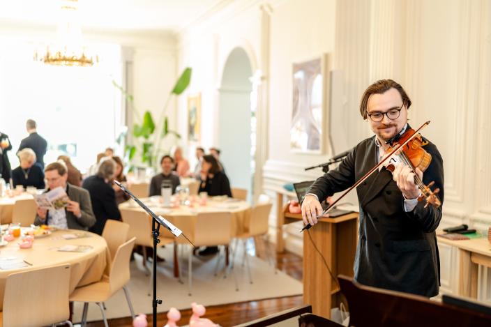 Turun filharmonisen orkesterin konserttimestari Philip Zuckerman soittamassa viulua Turun Lontoon tilaisuudessa. (Kuva: Joe Howard)