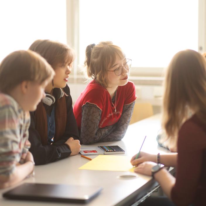 Fyra elever under en lektion på en högstadieskola. (Foto: Jussi Vierimaa)