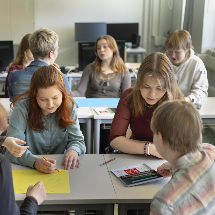 Gymnasieelever som studerar.