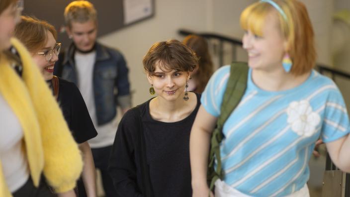 Lukiolaiset kävelemässä ylös koulun portaita. (Kuva: Jussi Vierimaa)