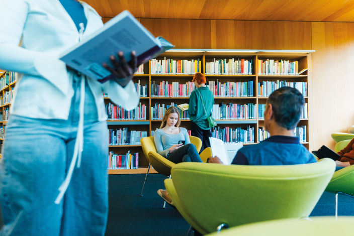 Läser på Åbo huvudbiblioteks informationsavdelning. (Foto: Heikki Räisänen)