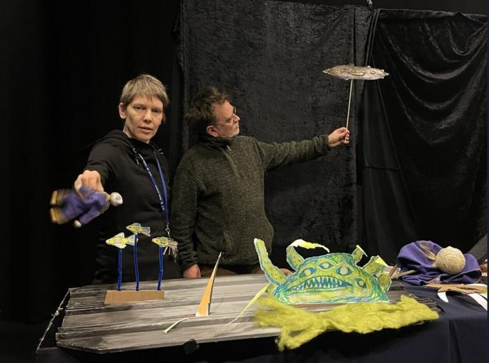 nukketeatteritaiteilijat työssään (Kuva: Eve Mäkitalo)