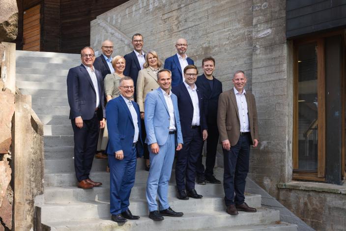 Kymmenen suurimman kaupungin johtajat ja pormestarit yhteiskuvassa Espoon luontofoorumissa 2025. (Kuva: One Planet Oy)