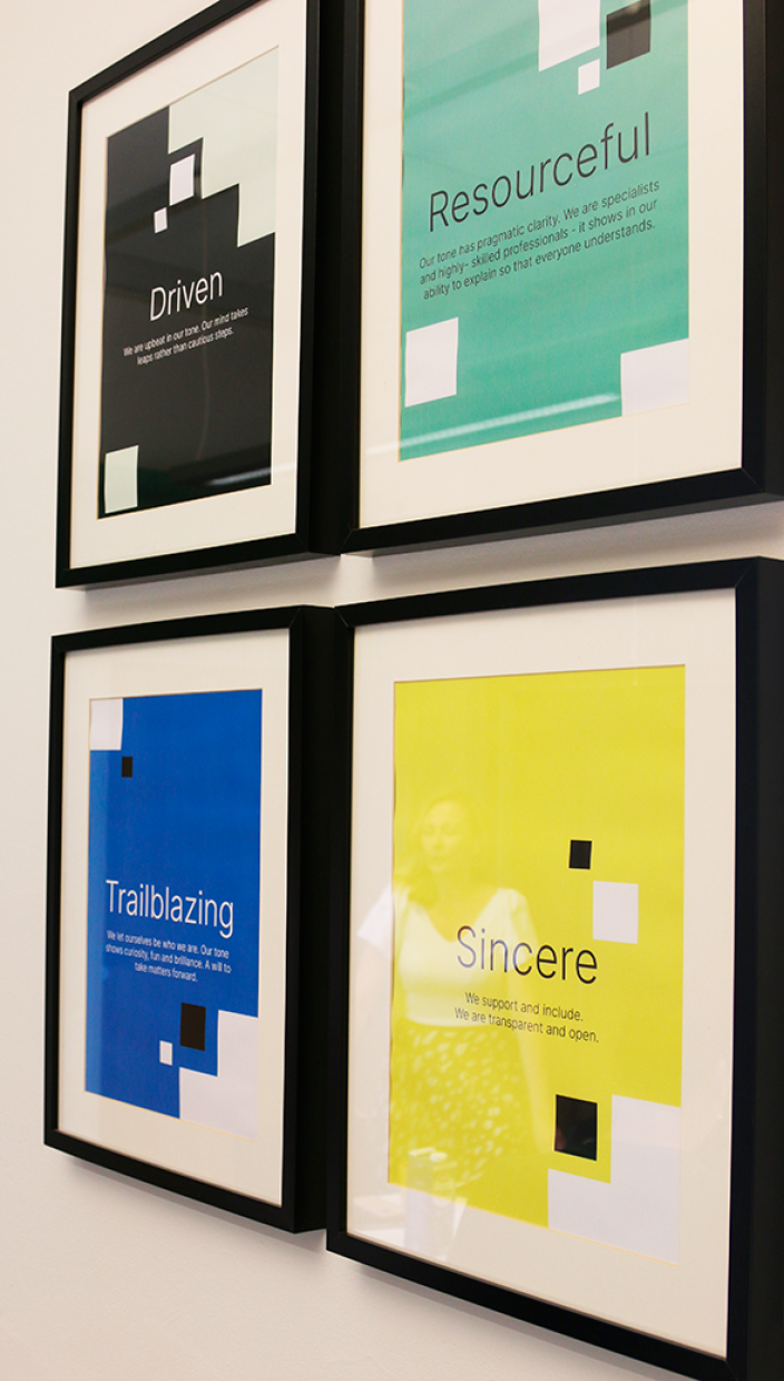 Kuvistuskuva Luxid OY:n juttuun. Tauluja seinillä. (Kuva: Markku Liukkonen)