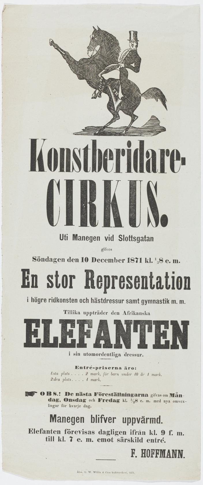 Vanha ruotsinkielinen mustavalkoinen sirkusjuliste, jonka kuvituksessa silinterihattua kantava mies istuu takajaloilleen nousevan hevosen selässä. (Kuva: Pihla Kuulas)