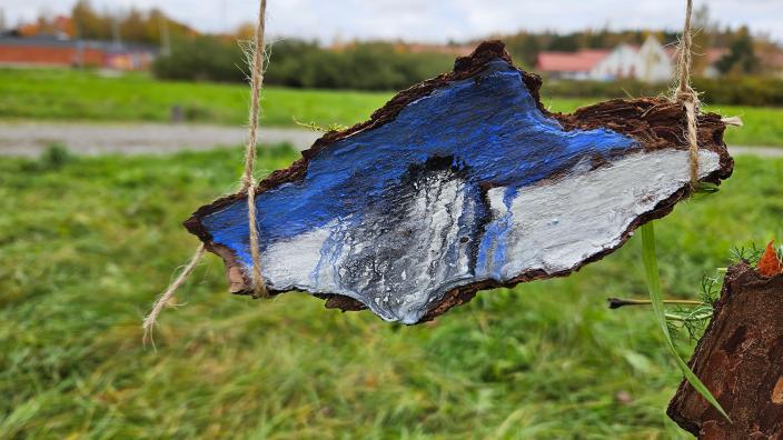 Maatuvan taiteen työpaja Halisissa, kuvassa näkyy Halisten Kardinaalikadun alueelle syntynyt taideteos. (Kuva: Selina Raunio)