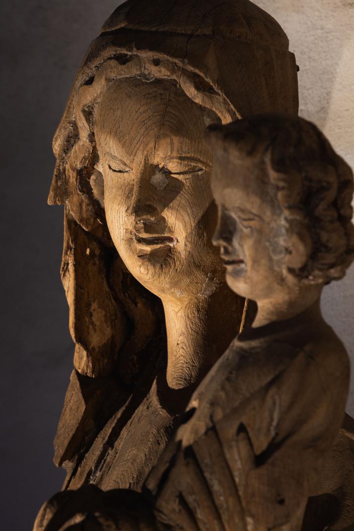 Lähikuva keskiaikaisesta puuveistoksesta, joka kuvaa neitsyt Mariaa ja Jeesus-lasta. Teos on hyvin herkkä ja kaunis. (Kuva: Ville Mäkilä)