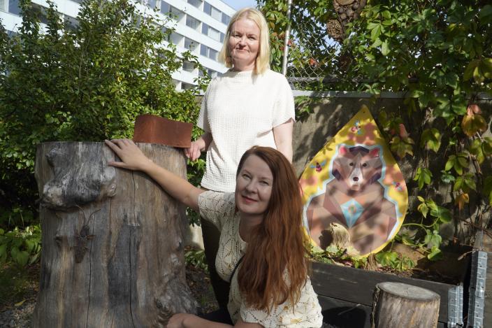 Kaksi lukio-opettajaa ulkona otetussa valokuvassa. (Kuva: Teija Murmann)