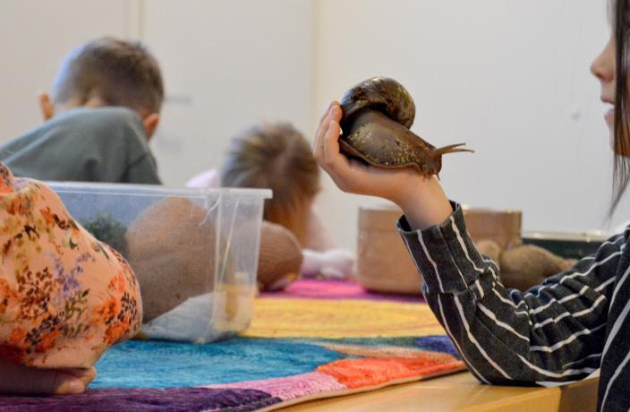 Kuvassa Turun eläinhoitolan eläinavusteinen toimintatuokio eskarilaisten ja Akaattikotilon kanssa. (Kuva: Marja Laanti)