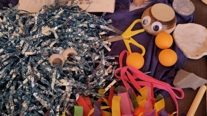 Sekalaisia värikkäitä materiaaleja, joista rakennetaan hahmoja animaatioon ja nukketeatteriin.