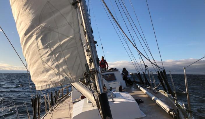 Purjevene merellä. (Kuva: Nina Brander)