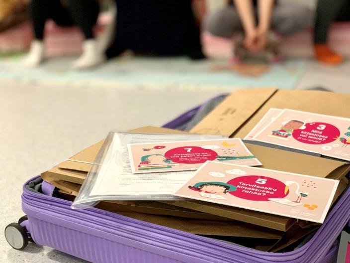 Auki oleva matkalaukku, joka sisältää kirjoja ja kirjaston esitteitä.  (Kuva: Satu Aalto)