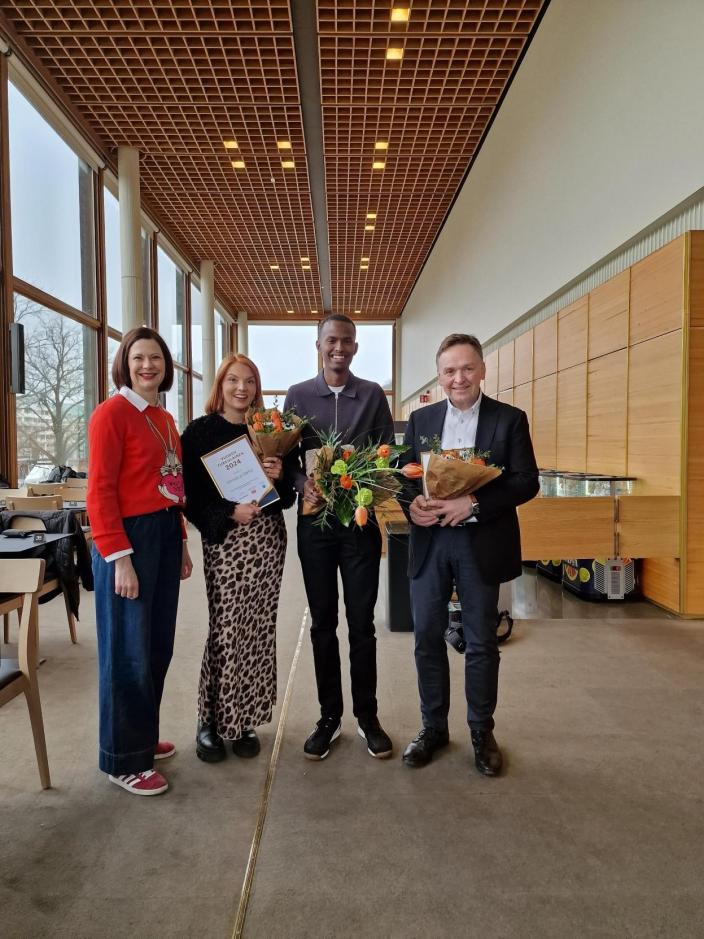 Kuvassa seisoo vasemmalta oikealle pormestari Minna Arve, somevaikuttaja Veronica Verho, Vuoden turkulainen Mustafe Muuse ja kauppias Hannu Aaltonen.