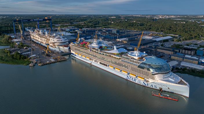 Ilmakuvassa Star of the Seas and Legend of the Seas -alukset Meyer Turun telakalla. (Kuva: Copyright: MEYER TURKU)