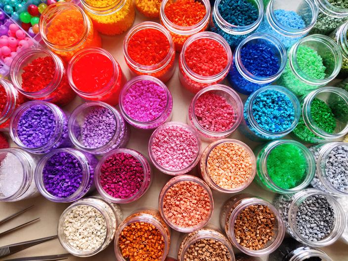 Kuvassa on purkkeja täynnä minihamahelmiä. (Kuva: Tuuli Sunden-Uusimäki)