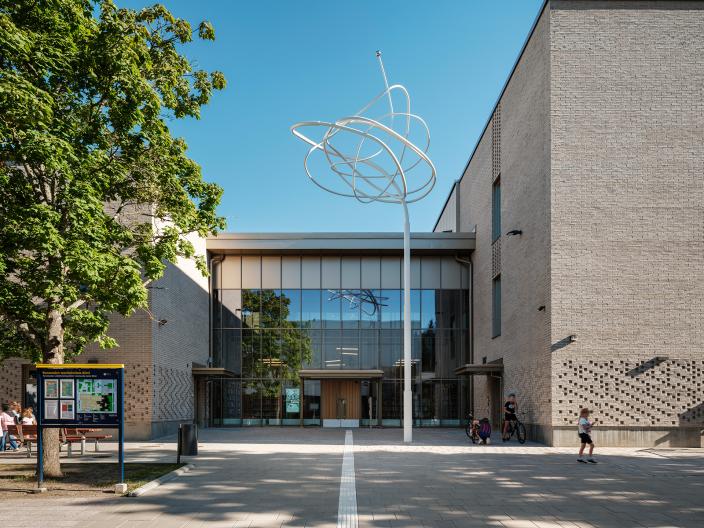 Monitoimitalo Riimin pääsisäänkäynti aurinkoisena kesäpäivänä. Kuvaaja: Kuvio/ Anders Portman. (Kuva: Kuvio/Anders Portman)