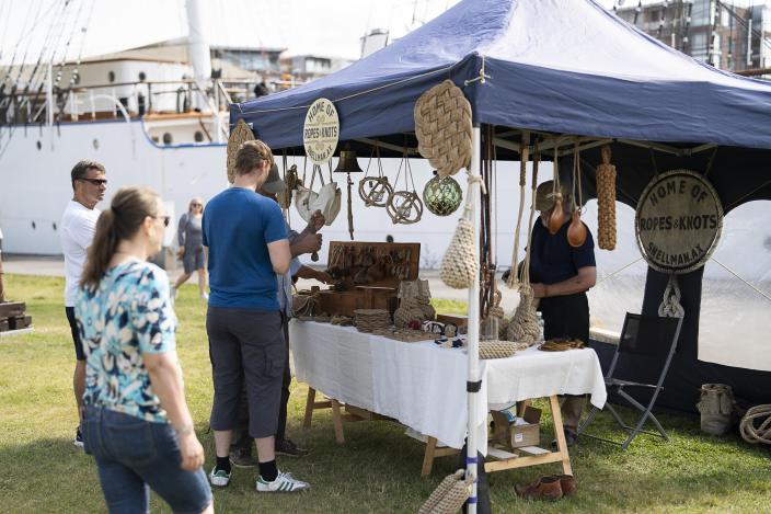 Henkilöt ostamassa myyjäisiltä esineitä. (Kuva: Forum Marinum)