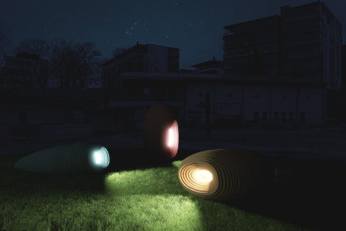 hämärä ulkokuva, jossa kolme elementtiä hohtaa valoa (Kuva: Je)