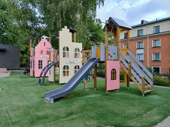 Museonmäen leikkipaikan telineet on koristeltu vanhoilta näyttäviksi taloiksi (Kuva: Jonne Linna-alho)