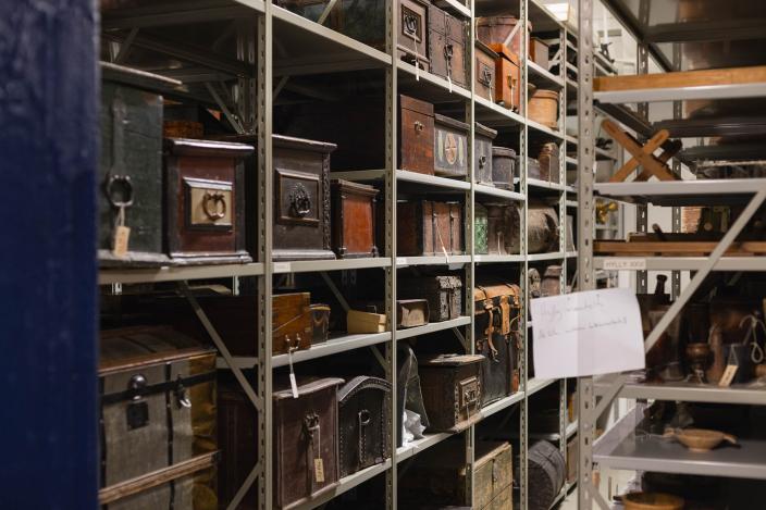 Runsaasti erikokoisia puuarkkuja museovaraston hyllyllä. (Kuva: Ville Mäkilä)