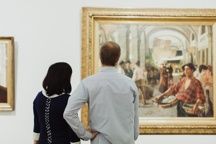 A couple in the Art Museum, looking at a painting. (Picture: Visit Turku Archipelago)