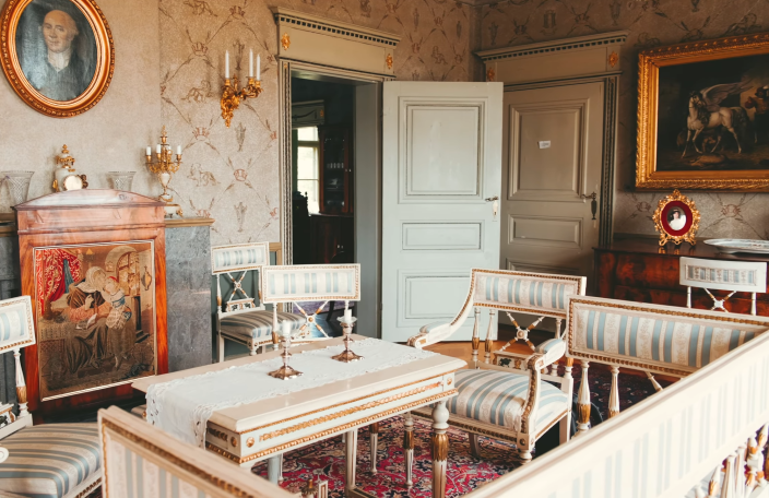 Brinkhallin kartanon olohuone.