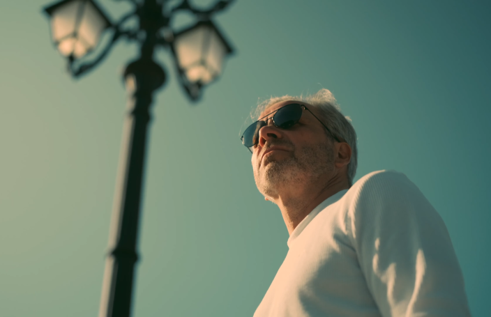 Mies aurinkolasit päässä.