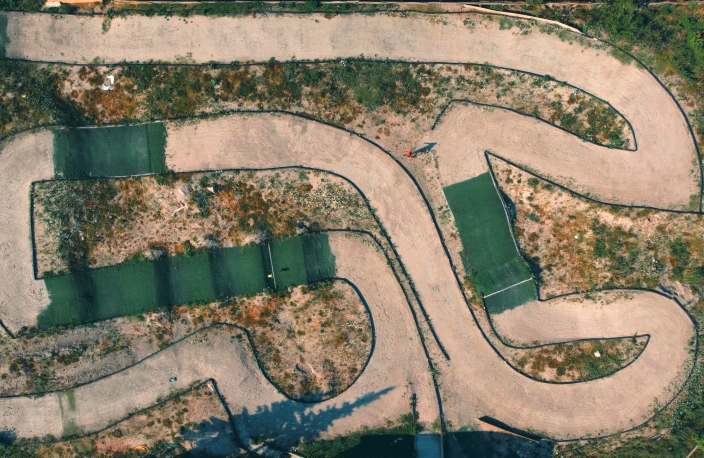 Kauko-ohjattavien autojen kilparata Jyrkkälässä.